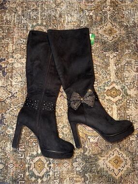 Black Knee-High Platform Heeled Boots with Studded Bow